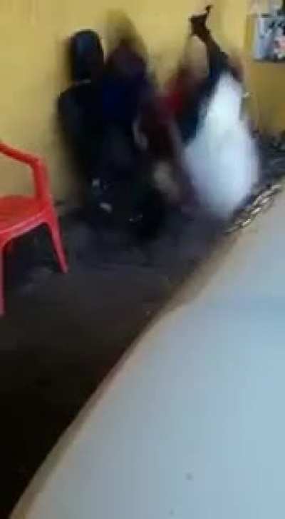 Primeira pessoa a fazer um flip em cima de uma poltrona de carro enquanto bebe algo