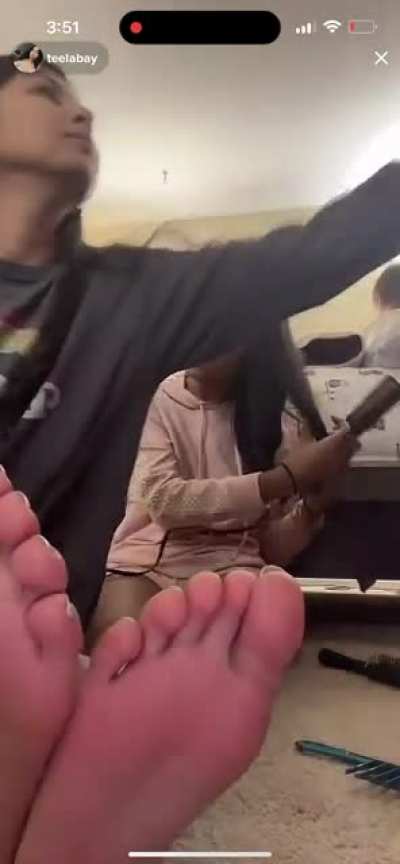 Teelabay - live now 2 girls feet