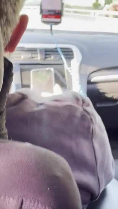 Taxi Driver plays mobile GAME WHILE DRIVING