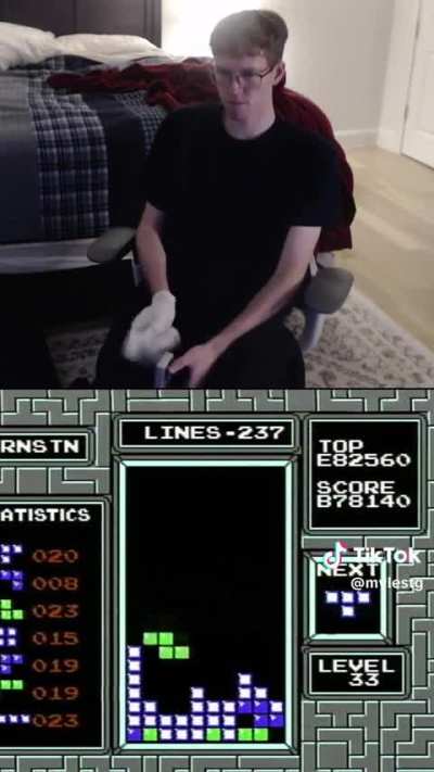Professional Tetris player is in the zone [no talking][1:00]