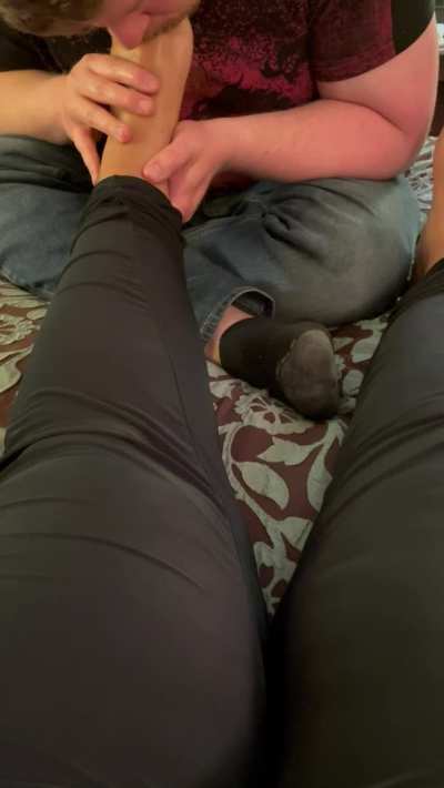 Look at how he sticks his whole foot in my mouth😍. He’s so great at what he does