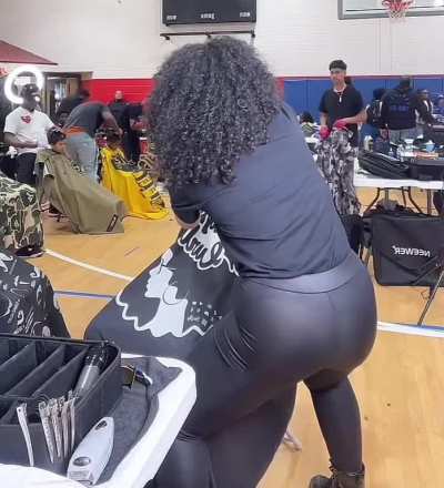 Her shit was poking this live😮‍💨👀