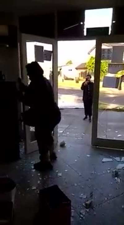 UNA MUJER DESTROZO EL REGISTRO CIVIL DE GONZALEZ CATAN Mujer causó graves destrozos en el Registro Civil. Al parecer, no pudo hacer el trámite que pretendía, por causas que no trascendieron, y se brotó. Terminó demorada en una causa por daños. Tiene 45 añ
