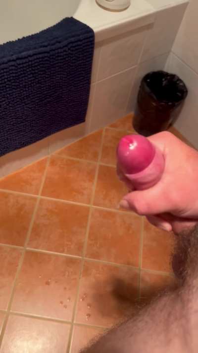 Huge load! I Cum so hard and far you can hear me splatter the entire floor and bathtub 🍆 😈