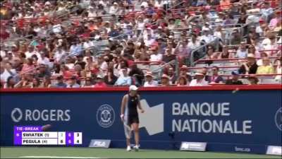 Iga Swiatek & Jessica Pegula had to replay a crucial point at 3-4 in the 2nd set tiebreak Music started playing during the point. Jessica ended up losing the set & she did not win a point for the rest of the tiebreak