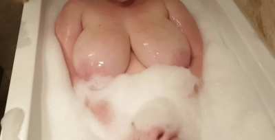 Would you join me in the bathtub if I would give you a titty fuck? 🛁