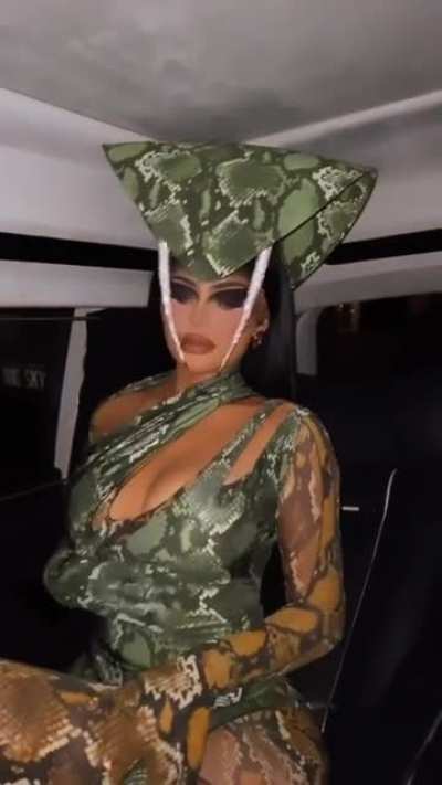 her 4th look!