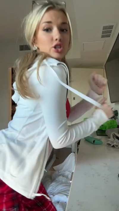 Breckie Hill - Booty tease