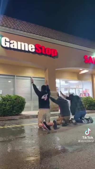 These apes 🦍 are really really retarded
