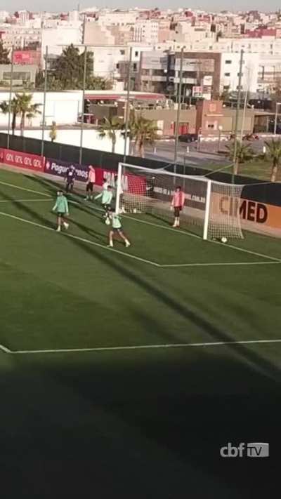 Gol de bicicleta do Rony no treinamento