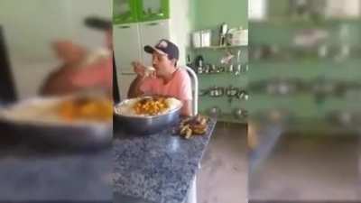 ADM está comendo, volte mais tarde