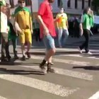 Ravoltante. Covardes. Me sobe uma raiva desse presidente e seus seguidores.