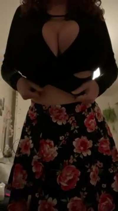 Do you think this would be a good first date outfit? My tits are about to drop out of my top (OC)