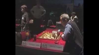 13 yaşındaki Magnus Carlsen Gary Kasparov'a karşı oynarken sıkılıyor.