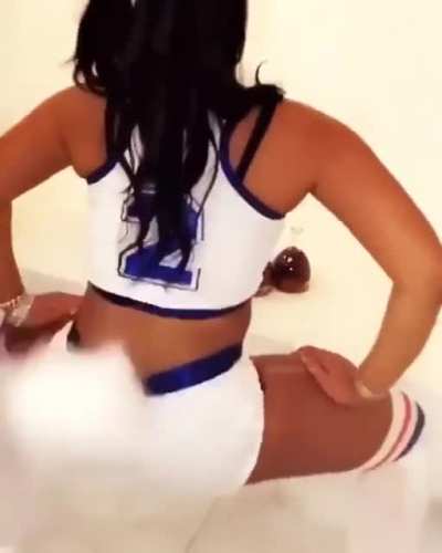 🍑Y’all remember when she was Lola and was hypnotizing us with that ass😋🤤<wbr>🤤🤤