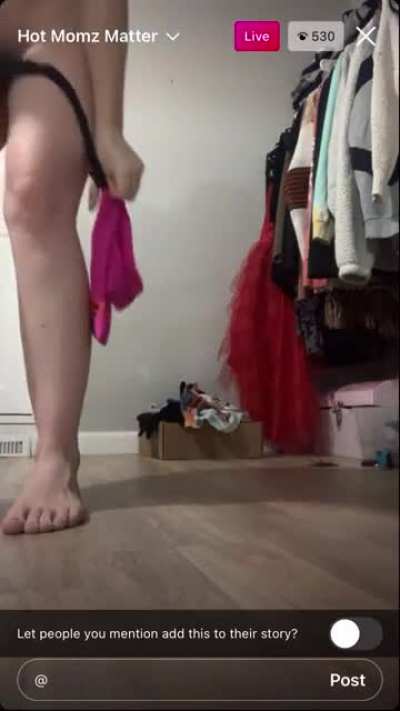 Quick pussy flash