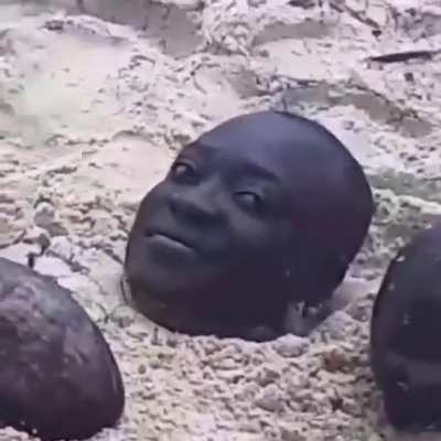 Негр в песке