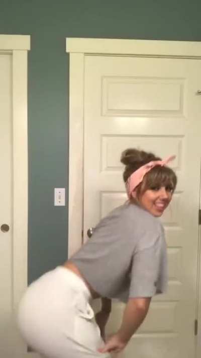 Talk about thicc, @ is alinaaa_mariie