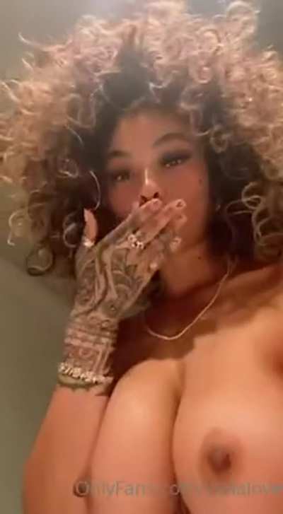 Big hair big lips big tits big everything
