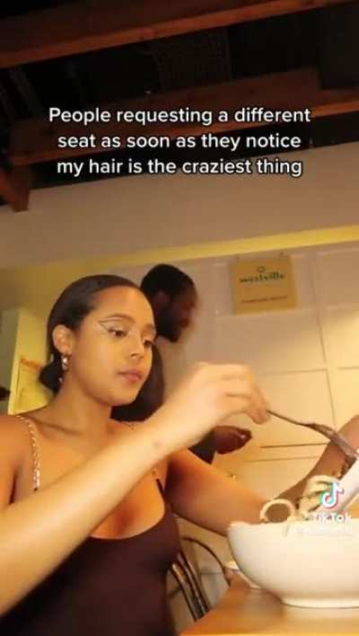 She’s back( girl claims lady moved because of her natural hair)