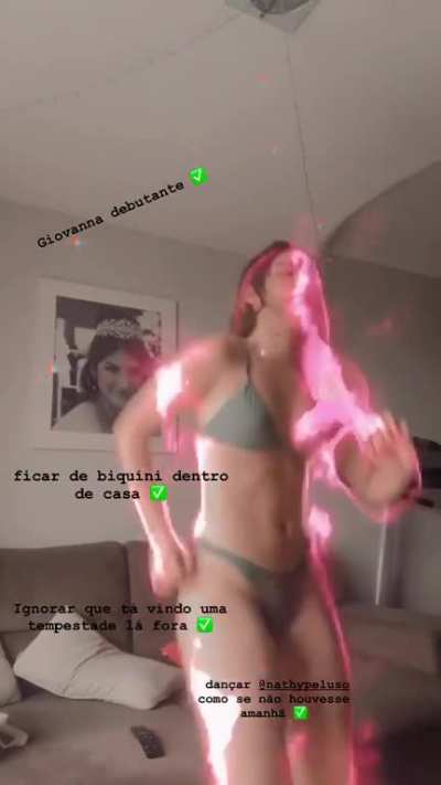 Giovanna Grigio dançando de biquíni com farol aceso (@gigigrigio)
