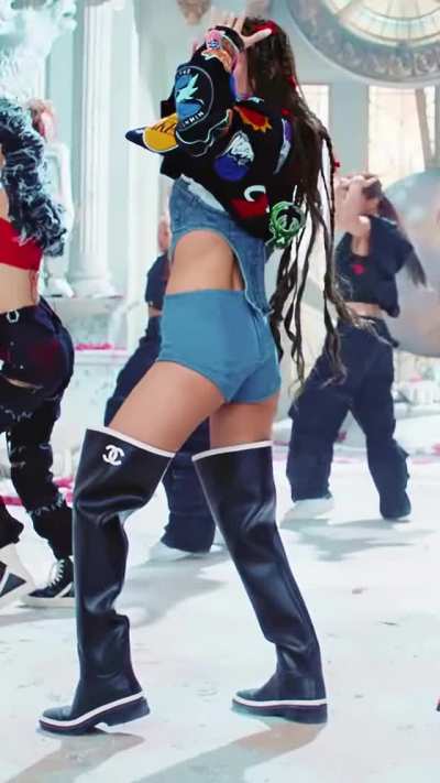 Jennie Pink Venom