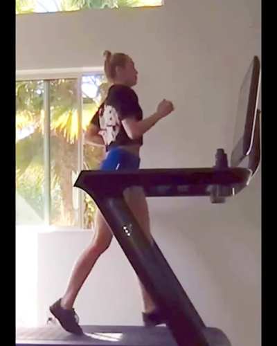 Miley’s stays fit.