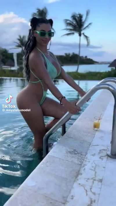 Pool babee