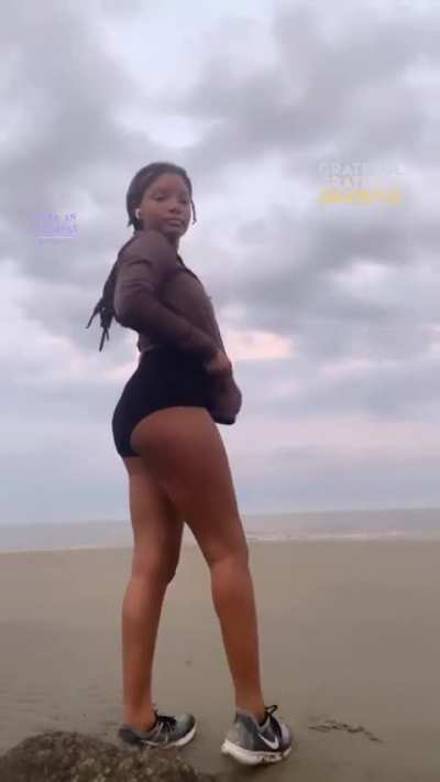 Halle Bailey 