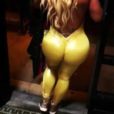 Colom<wbr>bian.<wbr>Baddi<wbr>e big booty walking out the door 🍑😁