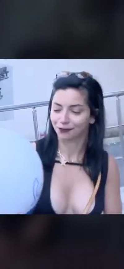 Merve Boluğur’un elbiseden taşan memeleri