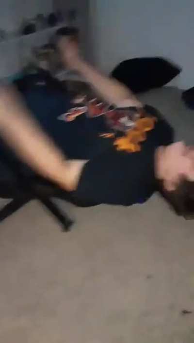 Broke the damn chair 😂