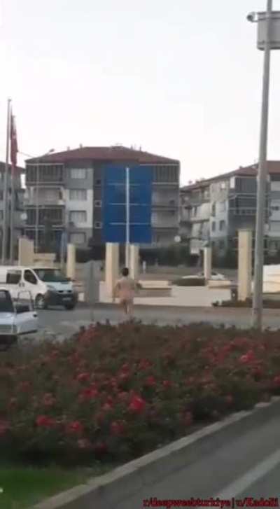 Denizli'de çekildiği iddia edilen video'da çıplak bir adam yol ortasında koşuyor