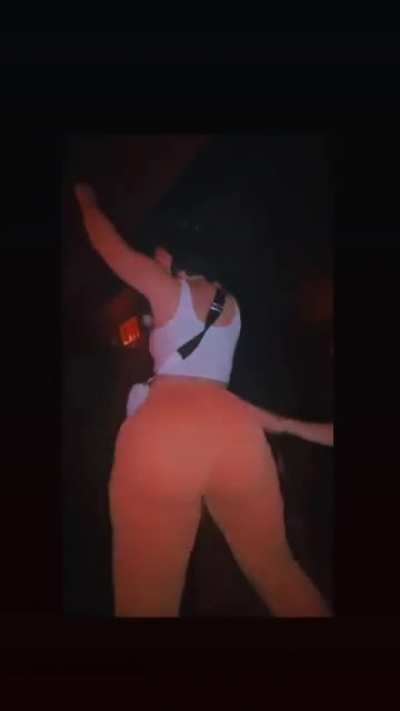 woe with her huge ass