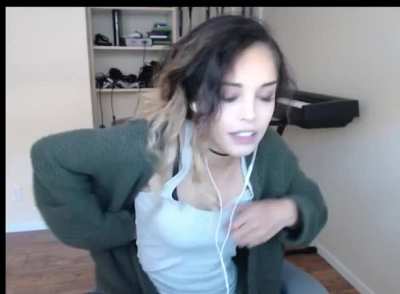 Her cleavage is so fucking sexy🥵