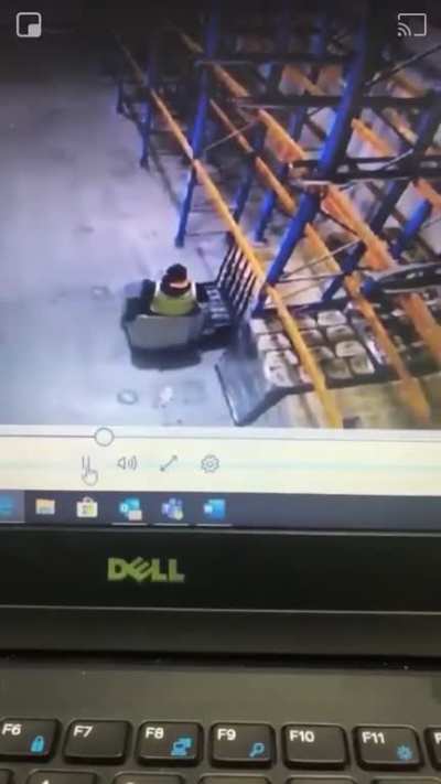 WCGW lifting a pallet