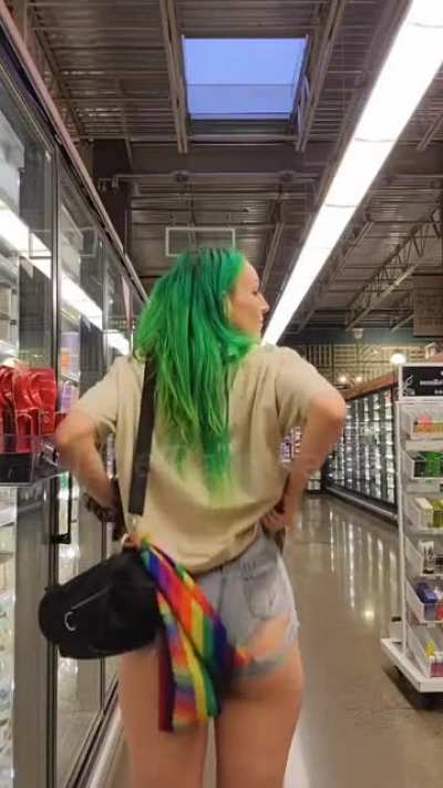 Thot showing off her ass in public🔥😈🔥