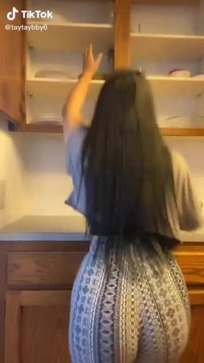 Gotta love short girls 😏