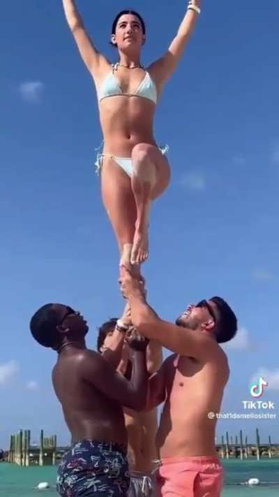 Charli Damelio at the beach (what an awesome piece of footage)