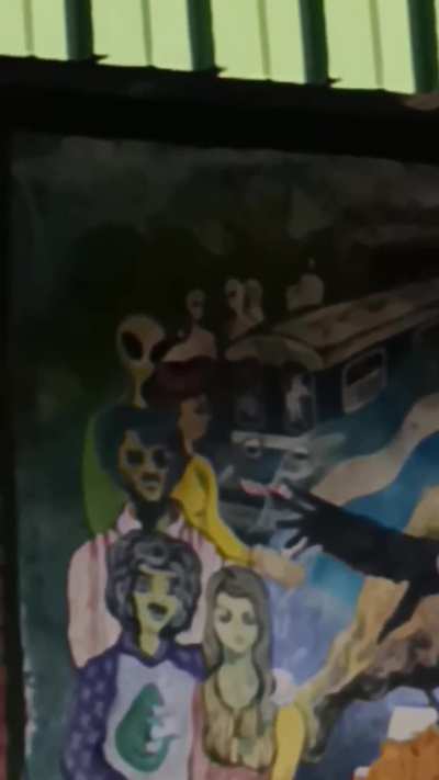 Misterioso mural de la historia ferroviaria en Burzaco tiene extraterrestres y nadie logra explicar por qué están ahí.