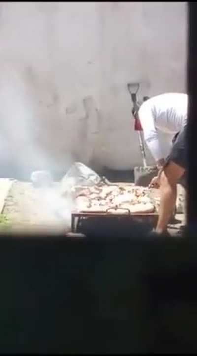 Penal de olmos, los presos comen asado, los jubilados comen una vez al dia, argentina un pais