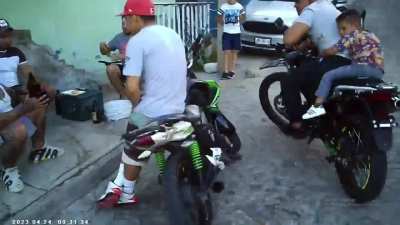 hay personas cerca que constantemente consumen alcohol y drogas, y acosan a quienes pasan por el lugar con música a alto volumen hasta las 5 a.m. A pesar de haber denunciado en la Comisaría de San Pedro Tlaquepaque, no he visto cambios. No deseo acudir a 