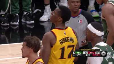 [Highlight] Okongwu blocks Giannis' dunk attempt and forces a jump ball
