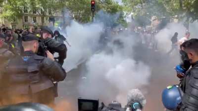 Police fighting against anti-vaccine passport rioters in France