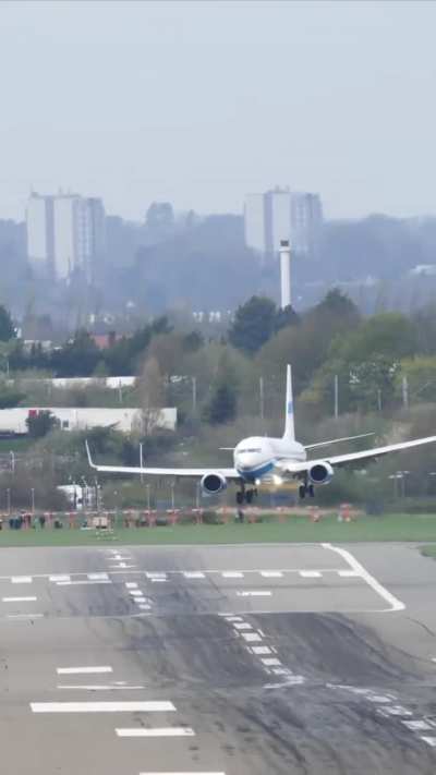 INSANE 737 Crosswind Landing