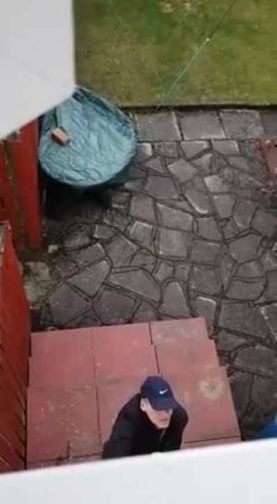 Inattentive house-thief gets what's coming to him.