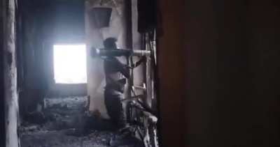 Sudanese soldier firing an AT4 at an RSF vehicle