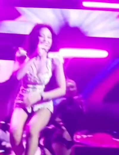 Blackpink - Jennie bouncy and cheeky (Rose fanservice in comments)