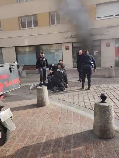 Pyromaniac woman who set fire to a bank waits patiently for the police next to the crime scene before getting slammed to the ground and cuffed. 