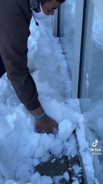 That's an unfair snowball fight